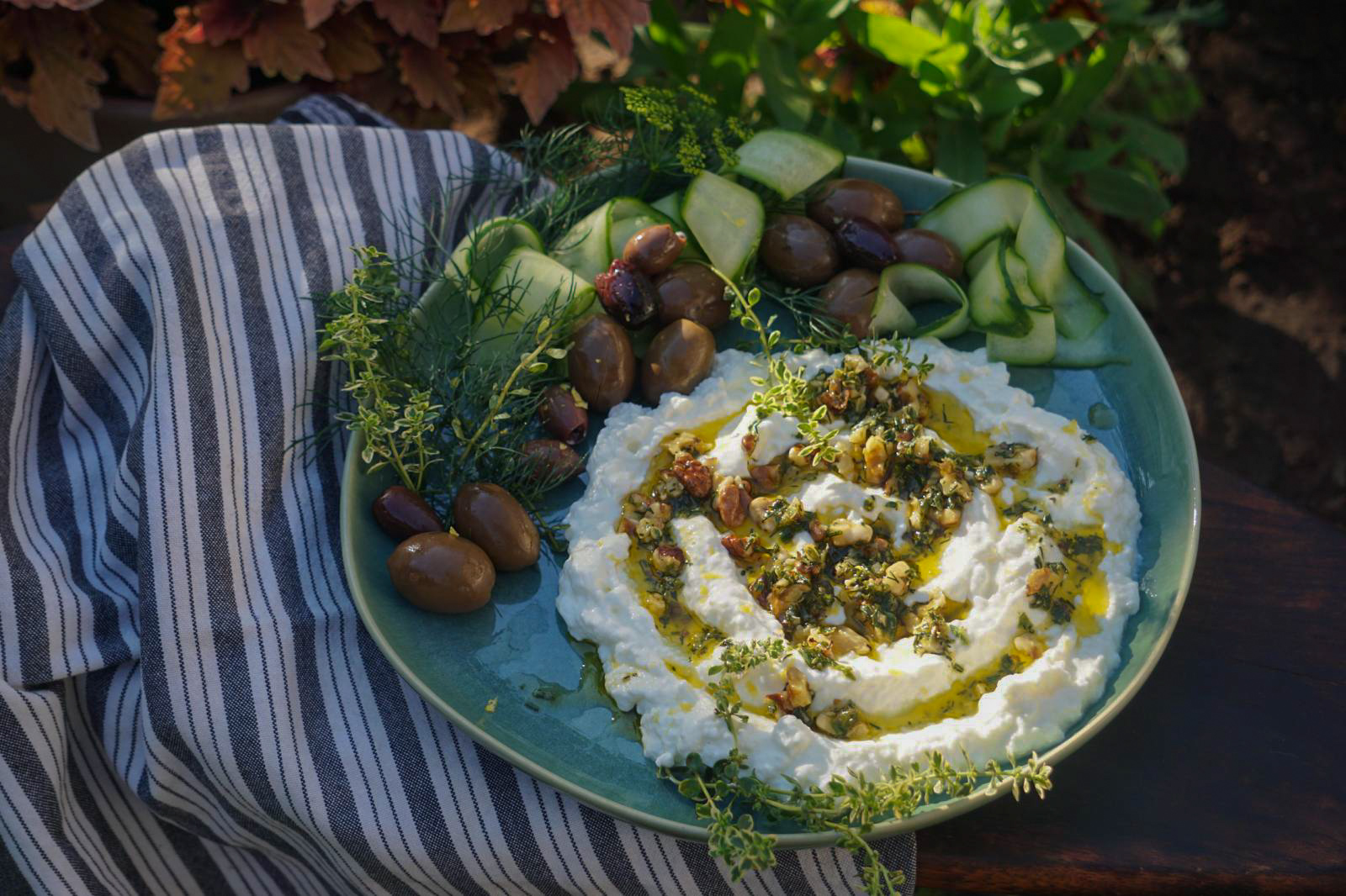 Лабне с лимонова мащерка, копър и орехи